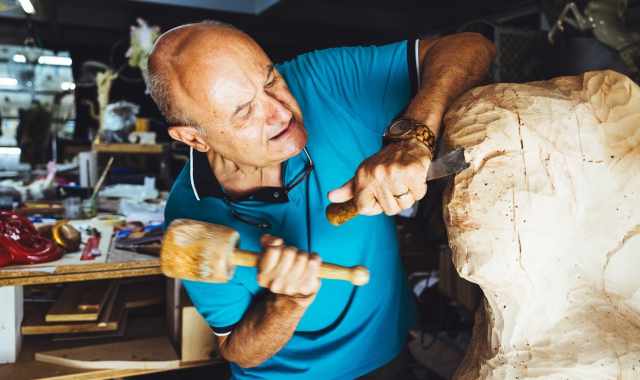 Bisceglie, nella bottega di Paolo Ricchiuti: intagliatore doratore e "artista del sacro"